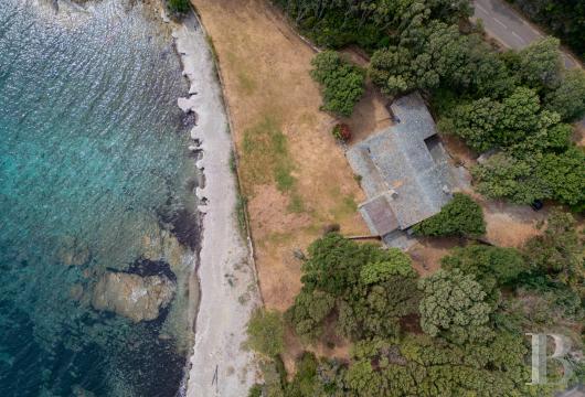 corse - Dans le nord du Cap Corse, une maison de caractère isolée dans d'une crique et son terrain de 5 500 m²